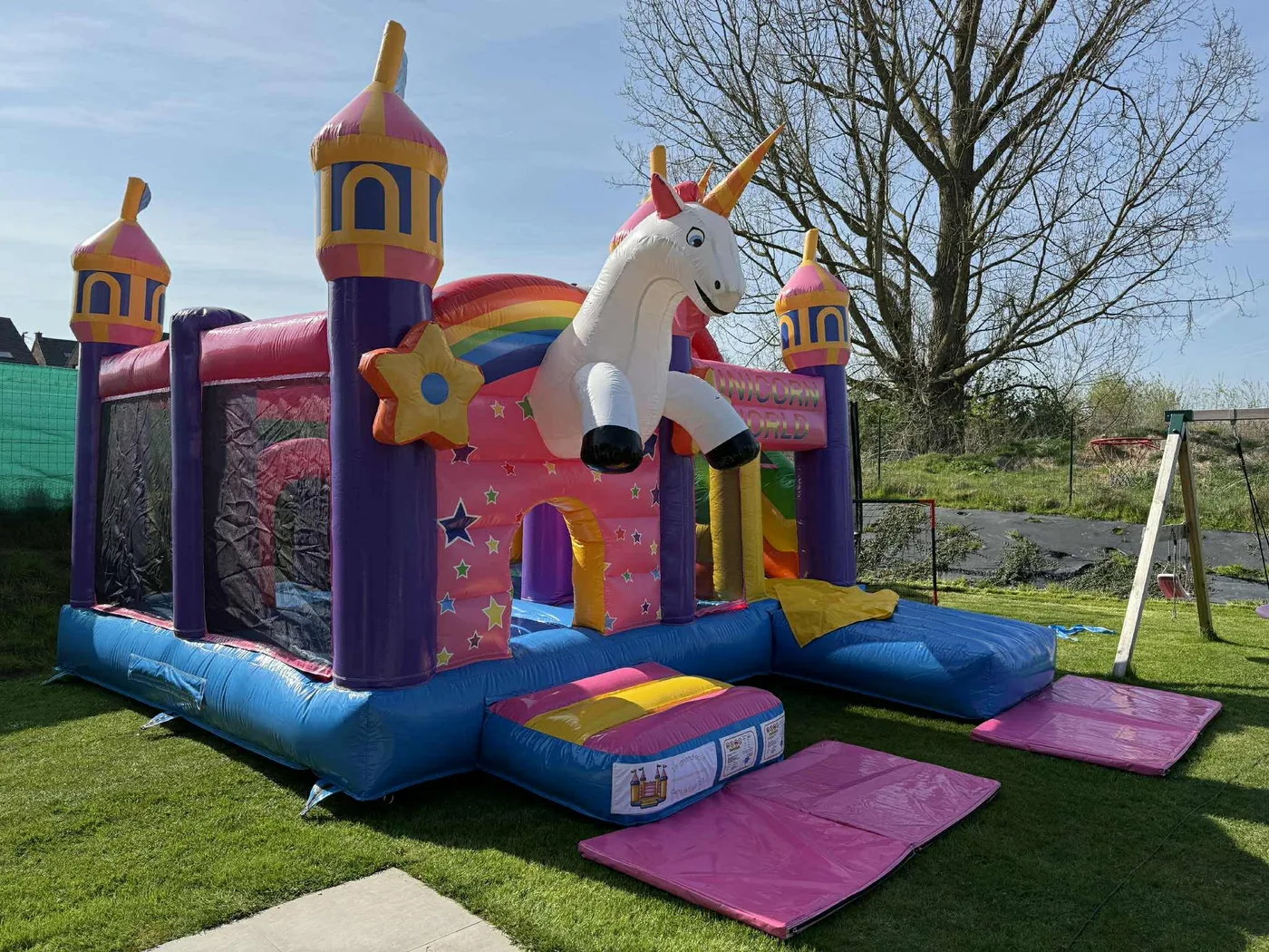 Château gonflable Licorne vu de côté