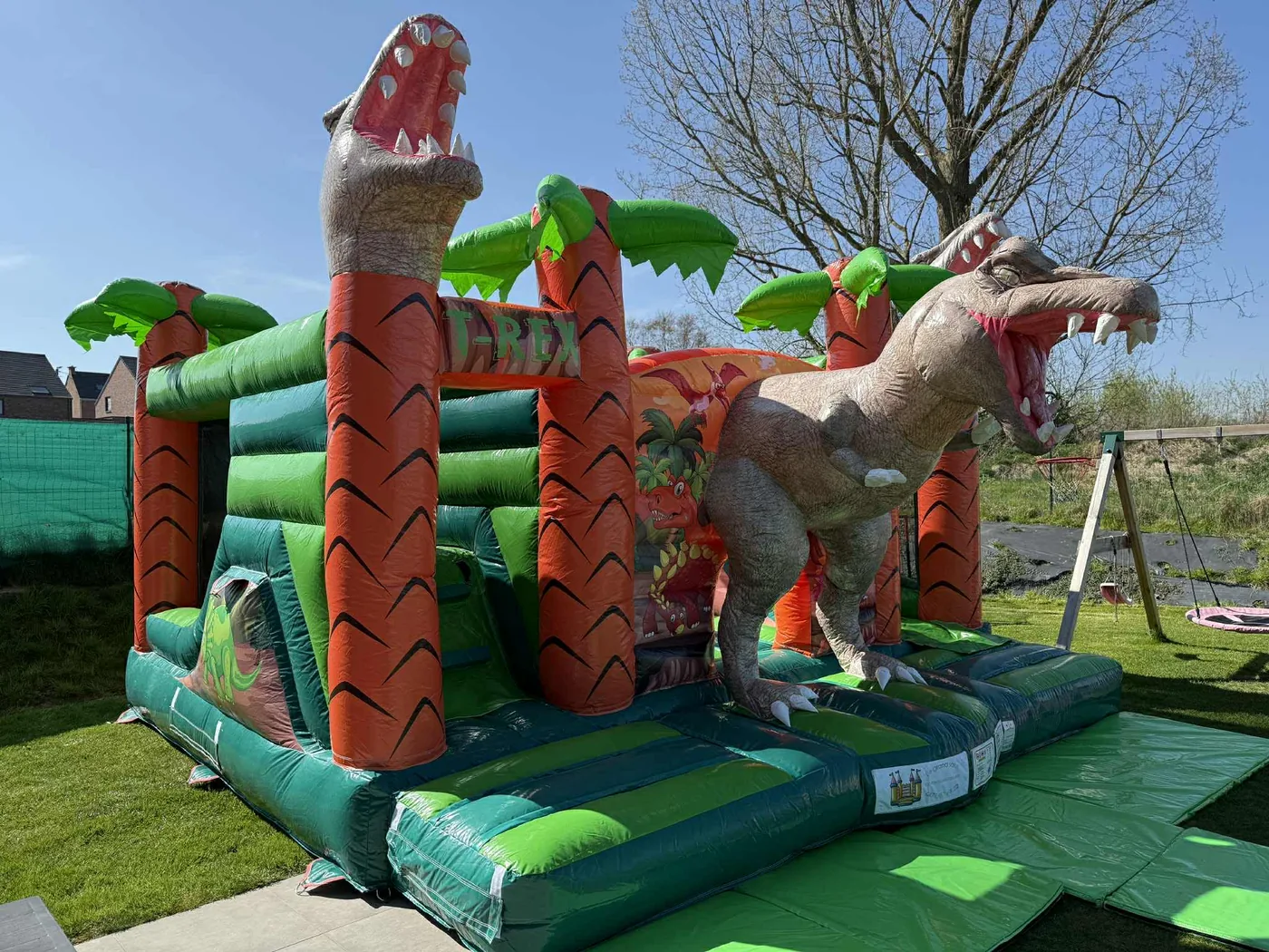 Château gonflable T-Rex vu de côté
